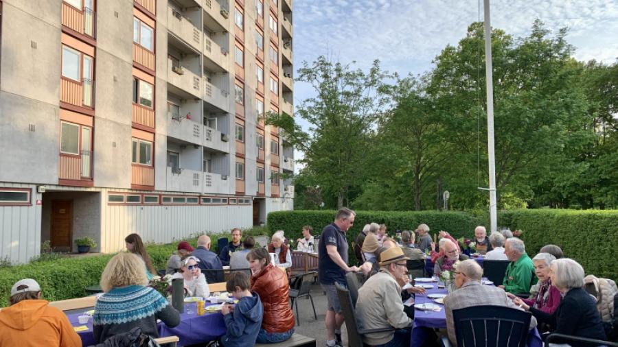 En trädgårdsfest i sköna maj i glada grannars lag . Foto: Karl G Jönsson.